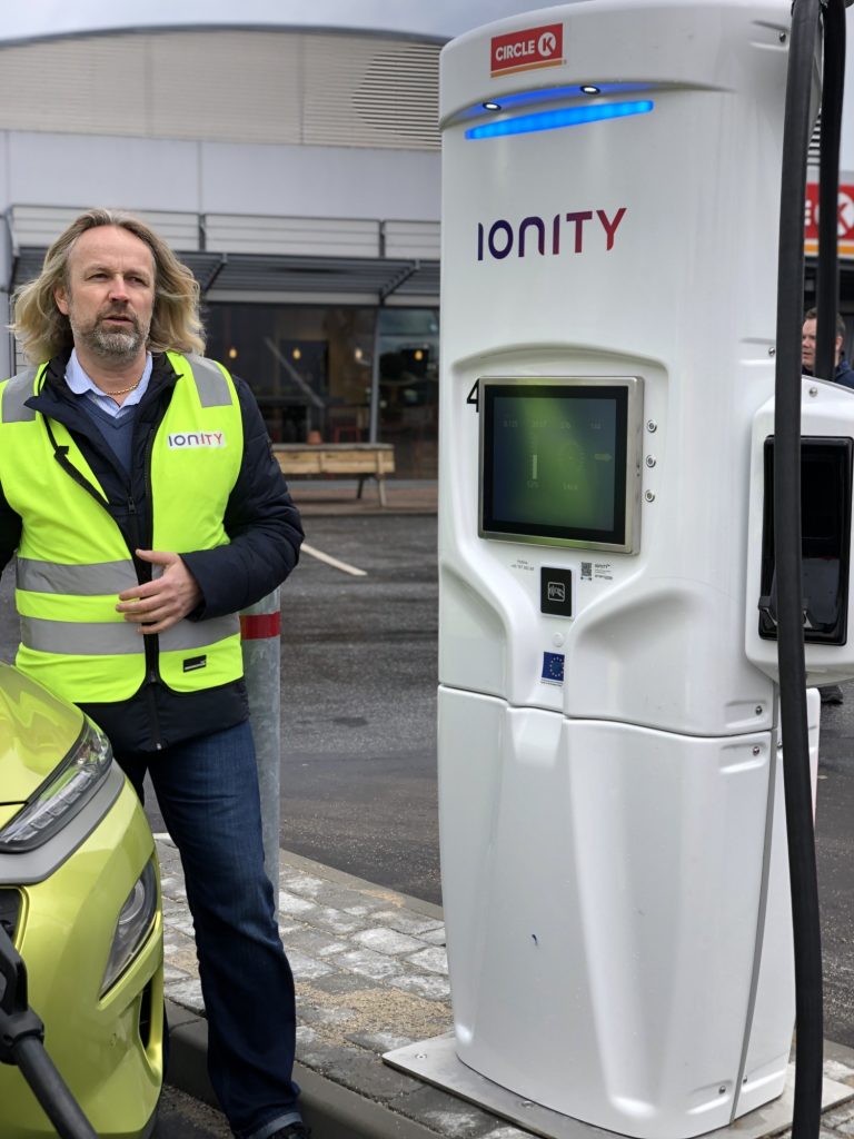 Jan Haugen Ihle, Ionity, viser hvordan man lader på den nye lynlader på tankstationen i Nyborg.