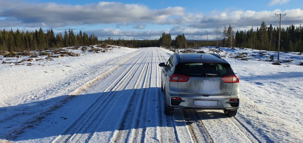Grusvej med is og sne i Sverige